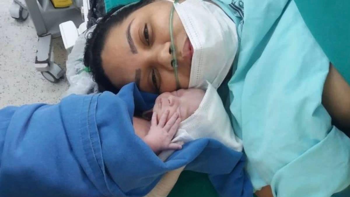 Thaís Cristina Sousa e mãe, após passar por um longo tratamento para salvar a vida pós parto - Reprodução / G1