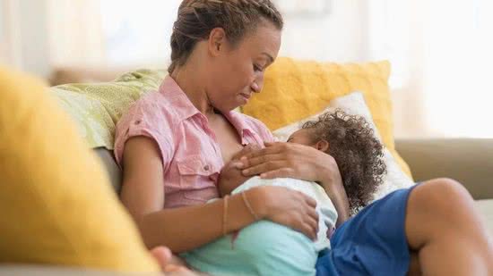 Bebês recebem a vitamina E por meio da amamentação - Getty Images