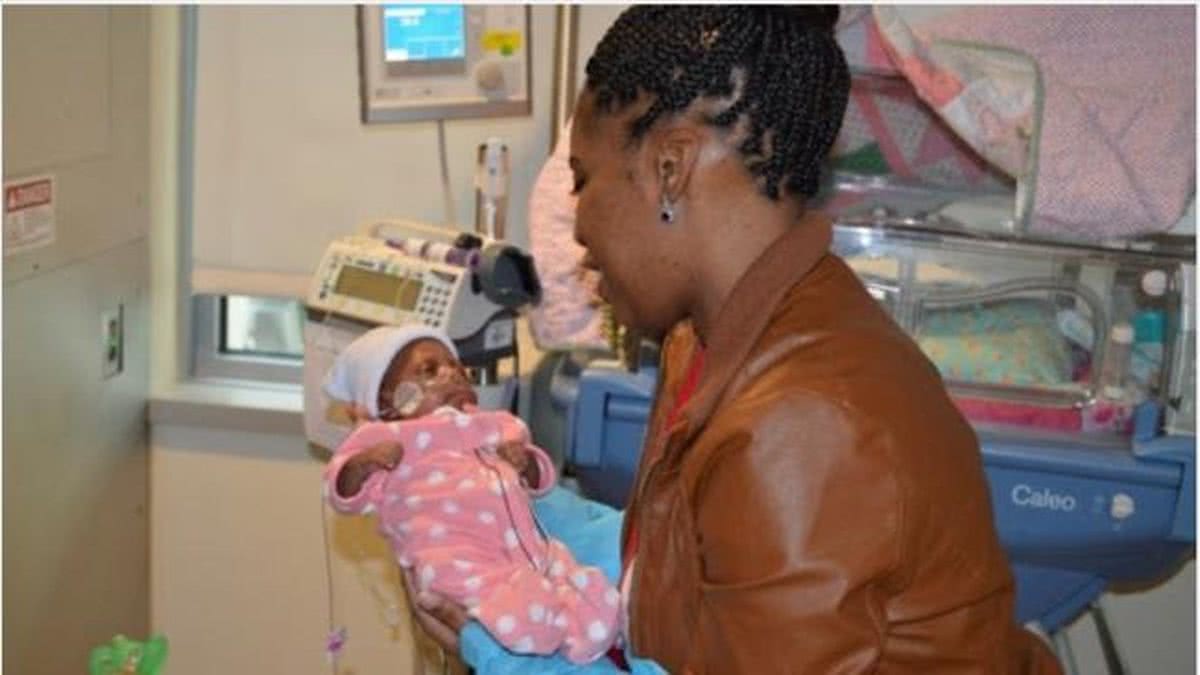 Megan Smith segura seu milagre em forma de bebê. Foto: Carolina's HealthCare System - Megan Smith segura seu milagre em forma de bebê. Foto: Carolina’s HealthCare System