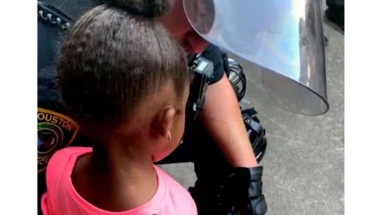 Imagem “Vão atirar em nós?” Vídeo mostra menina de 5 anos com medo dos policiais