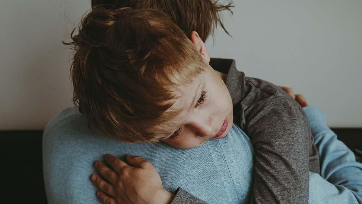 Pai se recusa abraçar filho e não quer que a professora também o abrace - Reprodução/ Getty Images