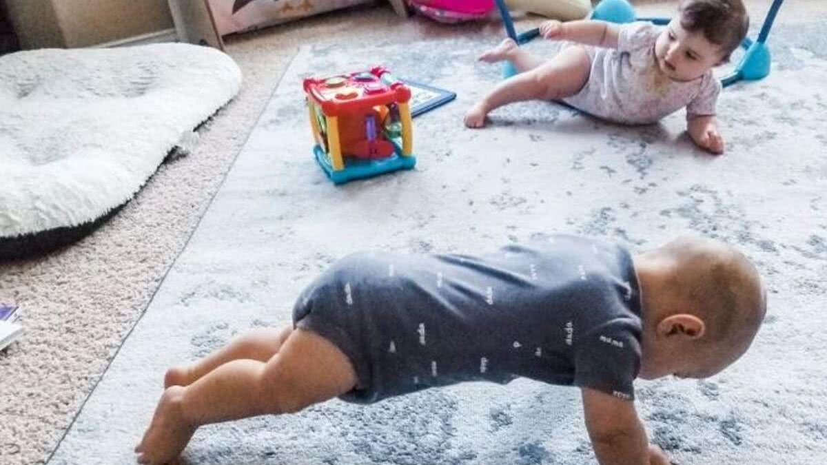 A criança observava a mãe fazer exercícios e passou a imitá-la - reprodução / Getty Images