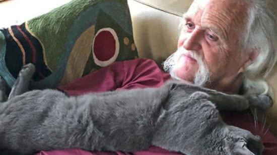 Richard Saunders e o gato, Tolly - Reprodução / Só Notícia Boa