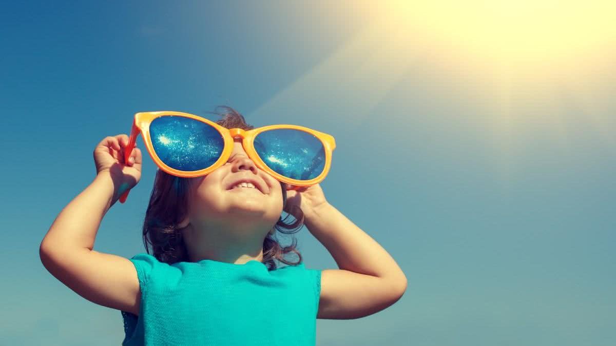 As crianças devem aproveitar o verão sem se preocupar, para isso é necessário cuidar da pele do seu filho! - Getty Images