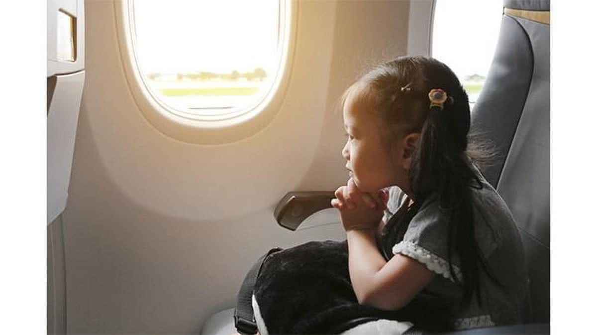As companhias aéreas estão reinventando o jeito de acomodar crianças durante as viagens (iStock)