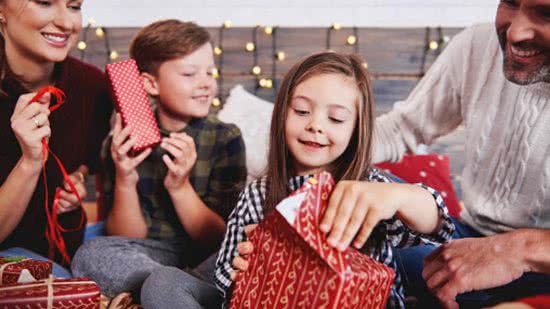 Mãe decide não presentear os Fihos no Natal - Getty Images