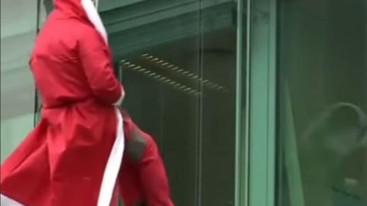 Papai Noel descendo de rapel em hospital - Reprodução/Band News