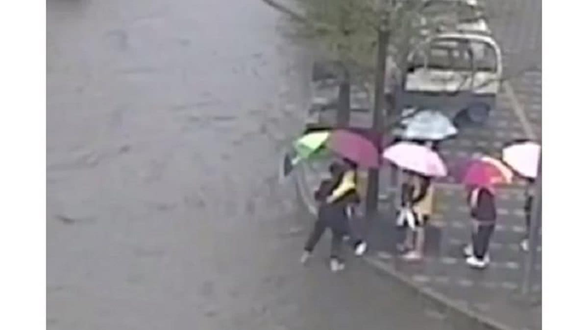 A professora Li ajudou seus alunos em um dia chuvoso - Guangdong Television/Reprodução