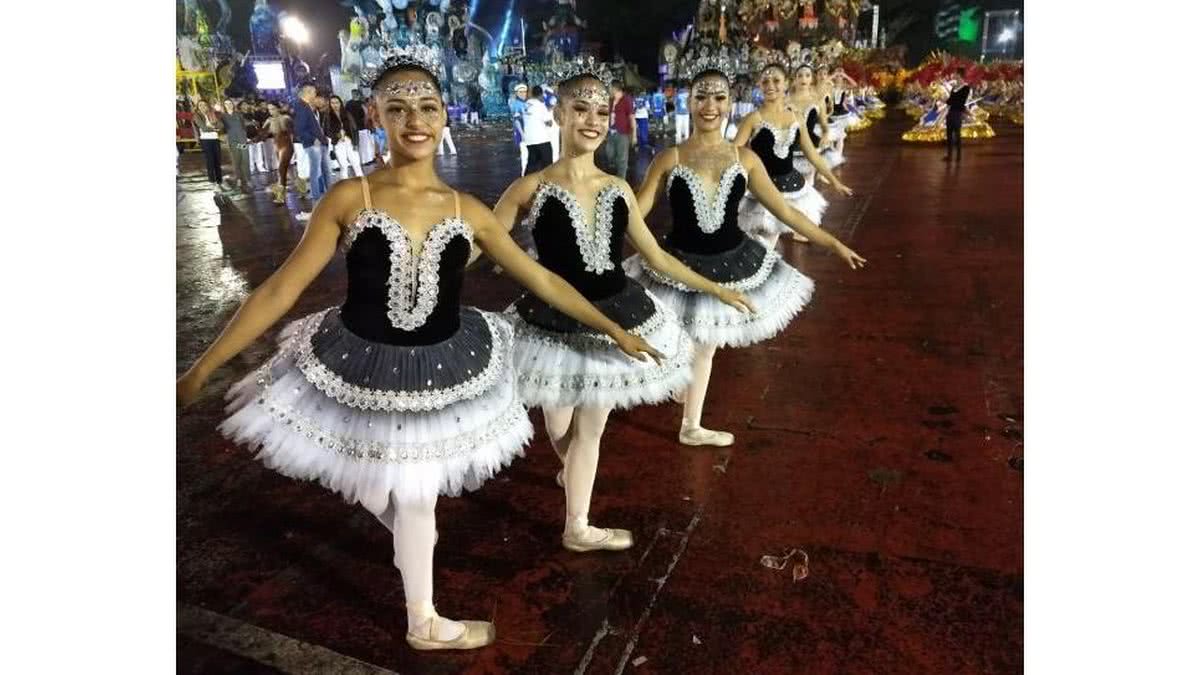 A Acadêmicos do Tatuapé desfilou com 15 bailarinas do Balé de Paraisópolis (Foto: Reprodução / Karina Trevizan / 