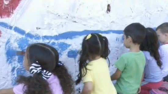 Crianças pintam bueiros para conscientizar sobre o descarte de lixo - Reprodução/RPC