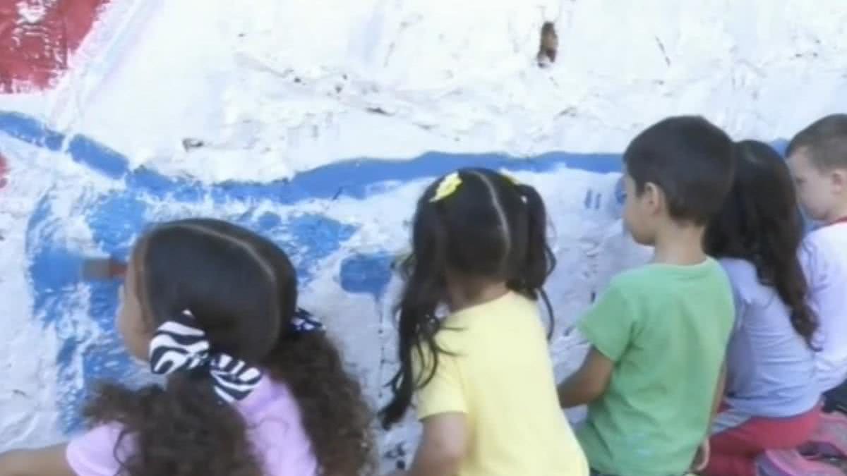 Crianças pintam bueiros para conscientizar sobre o descarte de lixo - Reprodução/RPC