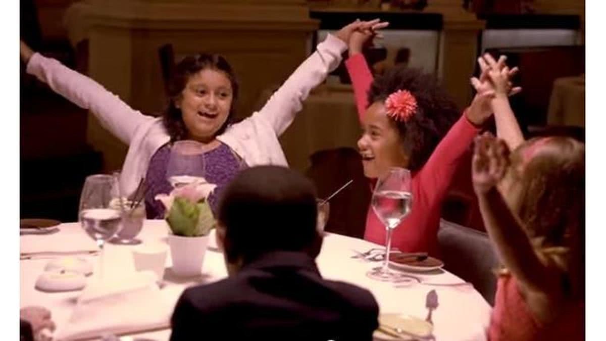 Imagem O que acontece quando crianças vão jantar em um restaurante chique?