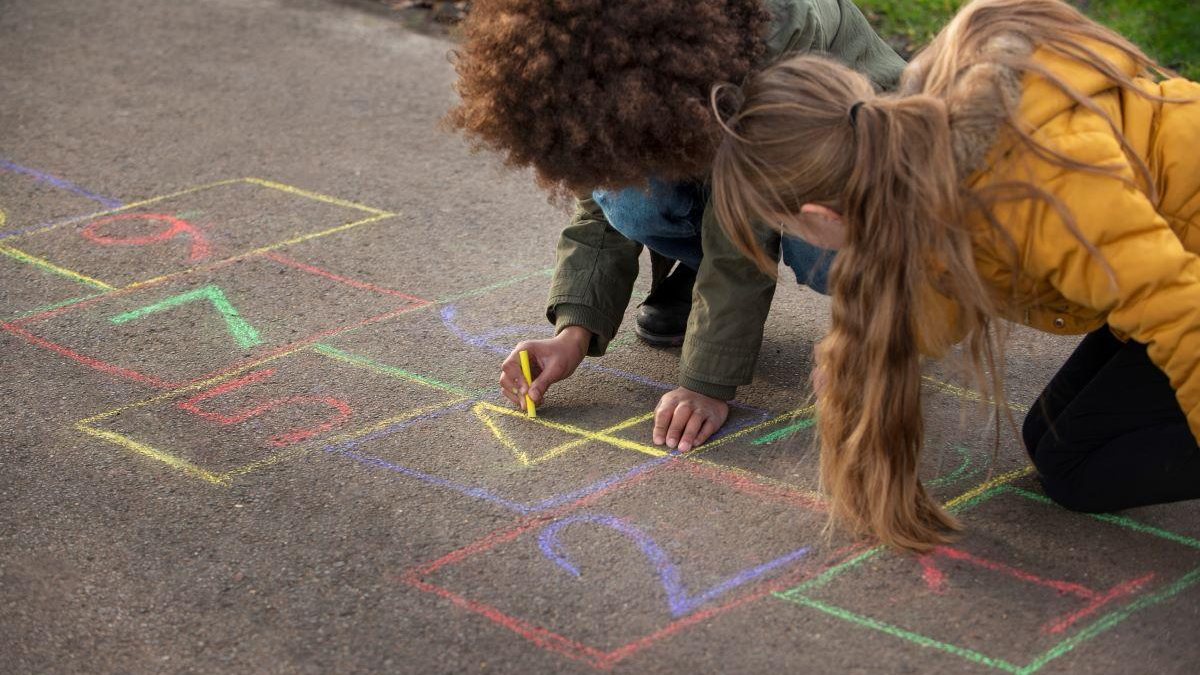 Aprenda a jogar amarelinha de formas diferentes para se divertir durante o Dia das Crianças! - Freepik