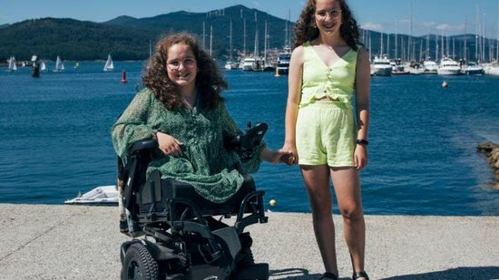 As irmãs Cayetana e Celia, de 12 anos, compartilham a mesma mutação genética desde que nasceram - Reprodução/ Facebook