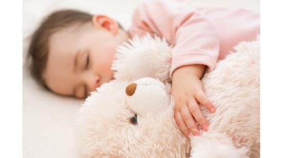 Existem várias dicas para colocar seu filho para dormir mais cedo - iStock