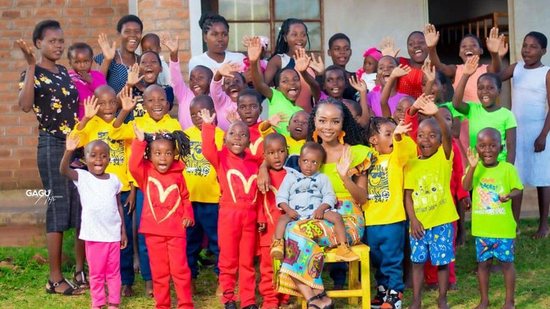 Tusaiwe adotou 33 crianças que foram abandonadas pelos pais - Reprodução/ Instagram/ @tusaiweyana