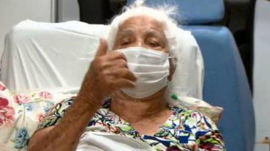 Idosa de 102 anos recebe alta após 2 semanas internada com covid-19 e família comemora