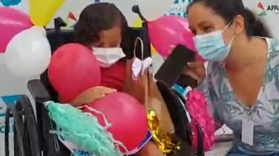 A menina recebeu homenagem por parte dos médicos e funcionários na saída do hospital - Reproução Hmap/Divulgação