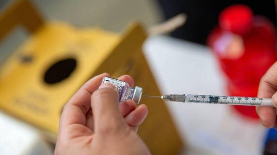 Dose reforço da vacina Pfizer protege até 75% contra casos sintomáticos da variante ômicron - A autorização da Anvisa faz com que Brasil tenha primeira vacina 100% nacional (FOTO: Myke Sena / Reprodução / CNN Brasil)