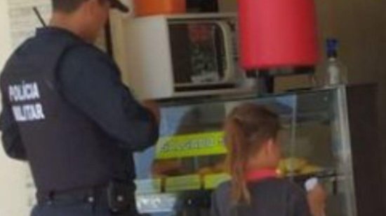 Policial paga lanche para criança que vende bala nas ruas - Reprodução / MidiaMax