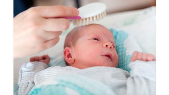 A penugem da cabeça do bebê pode começar a cair nos primeiros dias de vida - Shutterstock