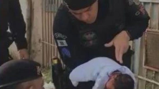 Realizando a manobra de Hemlish, o policial desengasgou a criança recém-nascida - reprodução/Instagram
