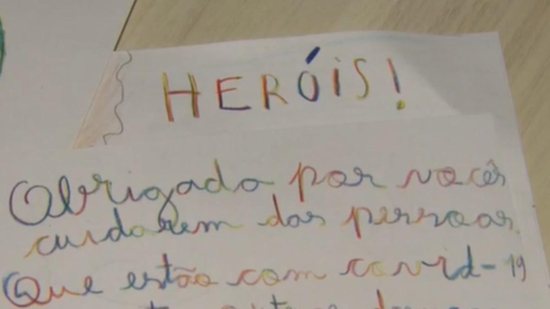 Uma menina de 7 anos escreveu cartas para os profissionais de saúde agradecendo pelo trabalho na pandemia - Shutterstock
