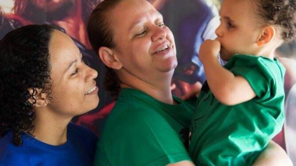Casal de mães adota menino com deficiência visual e autismo - Shutterstock