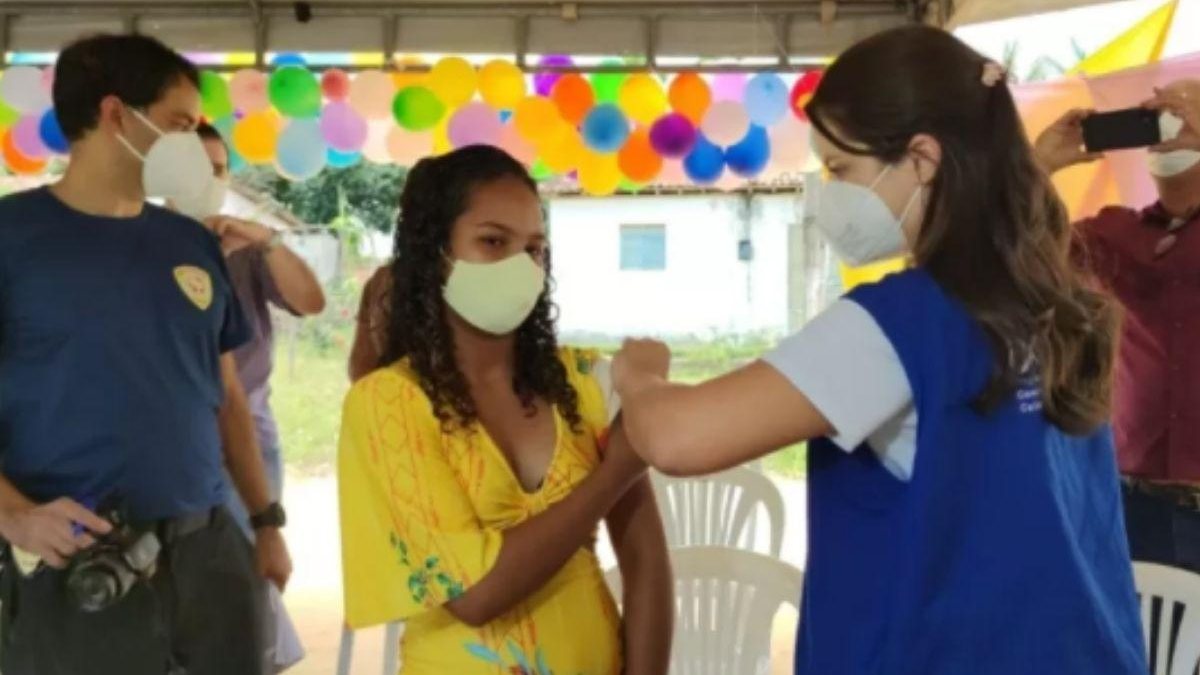 Crianças são vacinadas novamente contra Covid-19 após receberem doses erradas - Getty Images