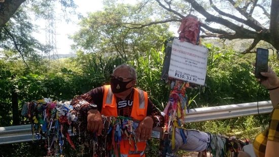 Pedro Guedes carregando a cruz de 33kg com seus pertences em direção ao Santuário Nacional de Aparecida - Eduardo Marcondes/TV Vanguarda