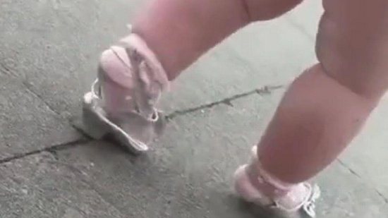 A mãe foi criticada por colocar sapatos de salto alto na menina - Reprodução/ TikTok