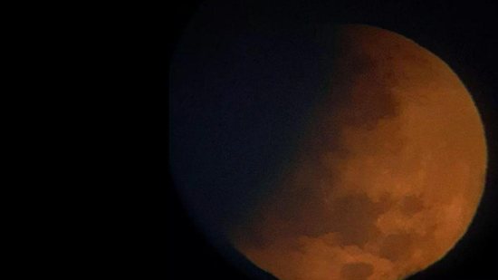 Eclipse lunar parcial no Japão, à esquerda - Reprodução / Kyodo / Reuters) e visto do Brasil, em João Pessoa, Paraíba (Foto: Reprodução / Rammony Barbosa