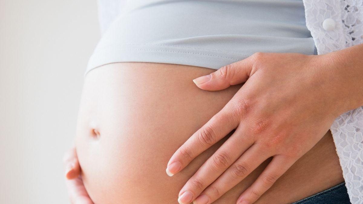 Jovem vai fazer tomografia para gastrite e descobre estar grávida seis horas antes do parto - Shutterstock