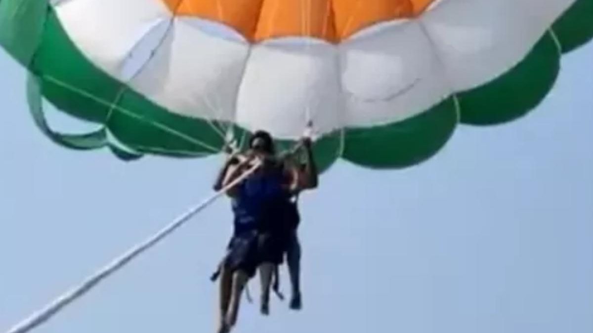 Ajit Kathad e Sarla estavam voando quando a corda, de repente, se rompeu - Reprodução Rakesh
