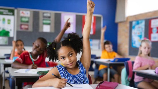 Crianças com TDAH têm dificuldade em se concentrar, podem se mexer muito e ter dificuldade de ficar sentadas - Shutterstock