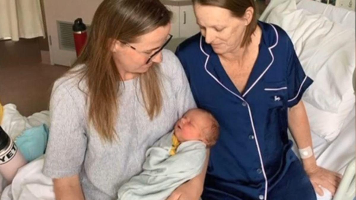 Meagan e o marido Clayde White com o bebê Winston e a avó Maree - Reprodução/Australian 7 News