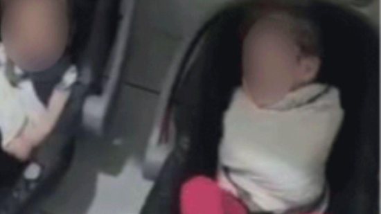 Polícia retirou objetos como cadeirinhas de bebê - Reprodução / TV Globo