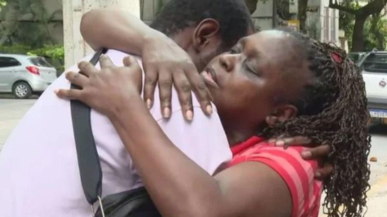 A mãe consolou o filho após as agressões - Reprodção/Instagram/@jornaloglobo
