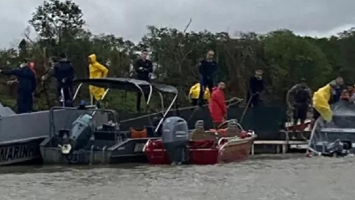 Um barco com 21 pessoas virou ao ser atingido por uma tempestade - reprodução/UOL