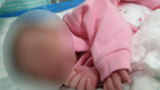 A bebê com cordão umbilical foi encontrada dentro de uma sacola - Reprodução TV Anhanguera