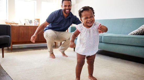 A licença paternidade é também um direito para pais solos e adotivos - Reprodução/Getty Images