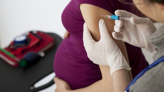 A vacinação na gravidez também oferece anticorpos para o bebê por meio da placenta² - Shutterstock
