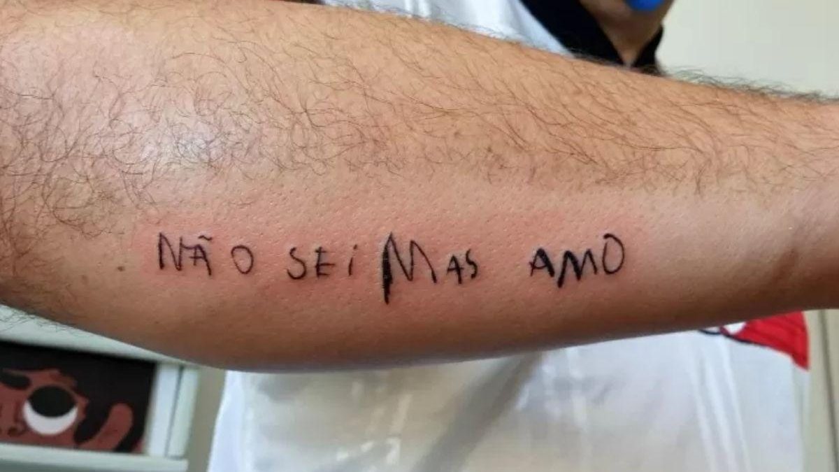 Pai faz tatuagem com frase feita pelo filho - Reprodução / Twitter
