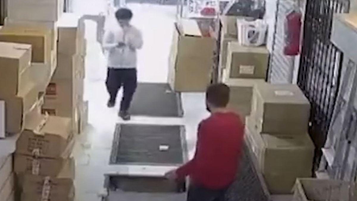 Jovem é salvo por caixas ao cair em buraco do shopping - Reprodução / YouTube / Metrópoles