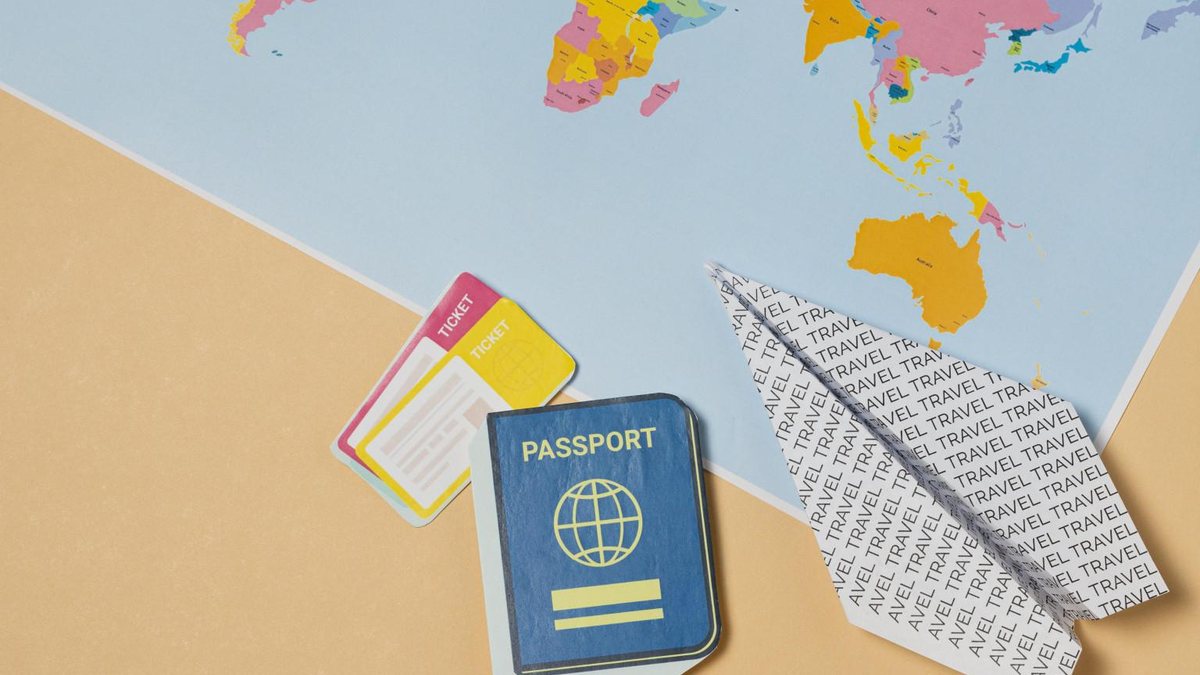 Ter o passaporte dos filhos válidos é sempre importante antes de começar a planejar uma viagem em família - Freepik