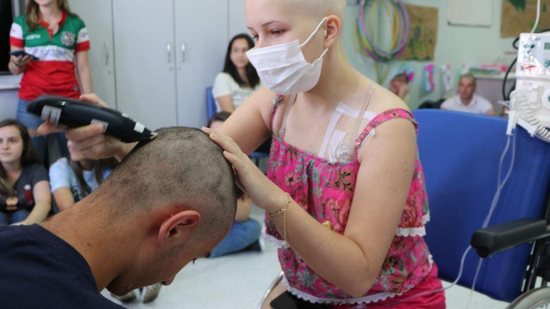 As crianças puderam raspar os cabelos dos novos alunos de medicina - Reprodução / Assessoria de Comunicação SVP / Caroline Silvestro