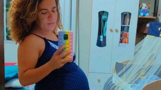 Mãe perde enxoval do filho em enchente na Bahia - Reprodução / Amanda Medeiros / O Globo