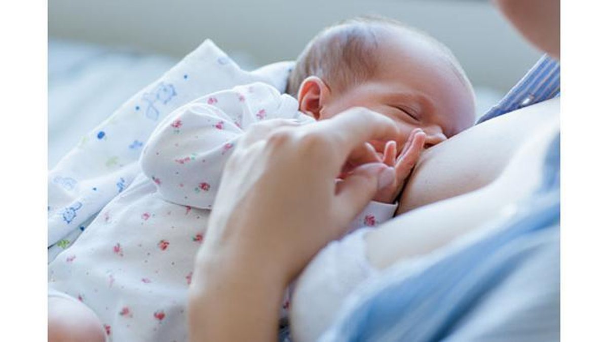 Amamentação é muito importante nos primeiros dias de vida do bebê - GettyImage