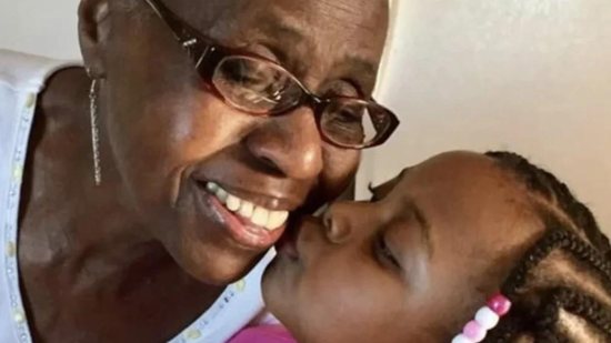 Mulher idosa adota 189 crianças - Reprodução/Só Notícia Boa