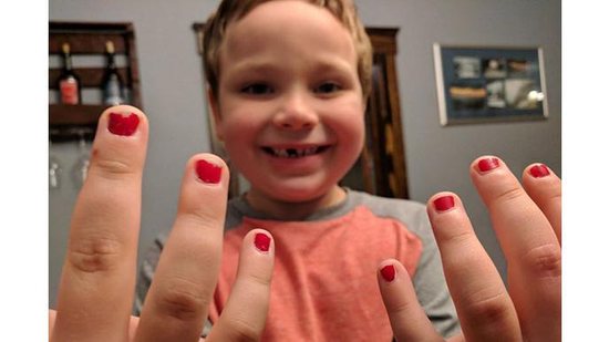 Menino gosta de pintar as unhas e sofre bullying na escola - Reprodução/ Twitter @Daddy Files